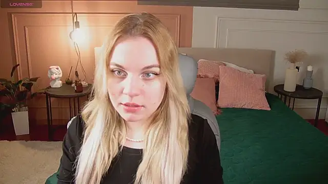 Snapshot of Glow_Margo chatting on April 2026 01:07:02 AM Glow Margo online show from April 2026 01:07:02 AM