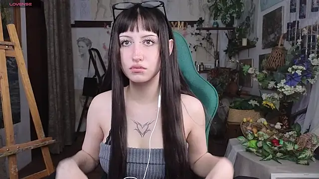 EffieMeowley online show from April 2026 12:33:01 PM