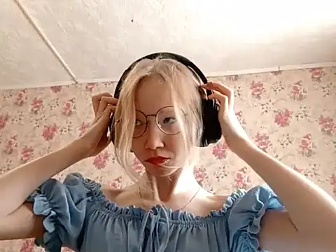 Snapshot of SoniqBliss chatting on February 2026 07:19:01 AM SoniqBliss online show from February 2026 07:19:01 AM