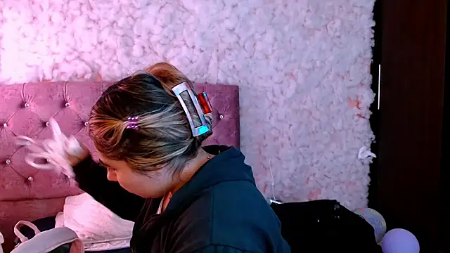 Sofiazaf  online show from April 2026 12:42:01 PM