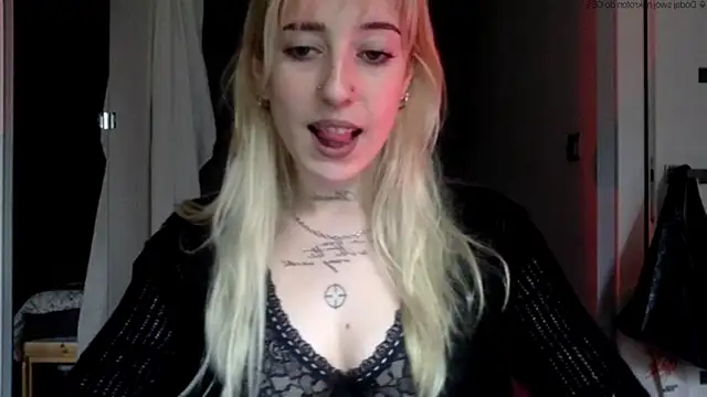 Snapshot of EmmyWet chatting on May 2026 05:19:02 PM EmmyWet online show from May 2026 05:19:02 PM