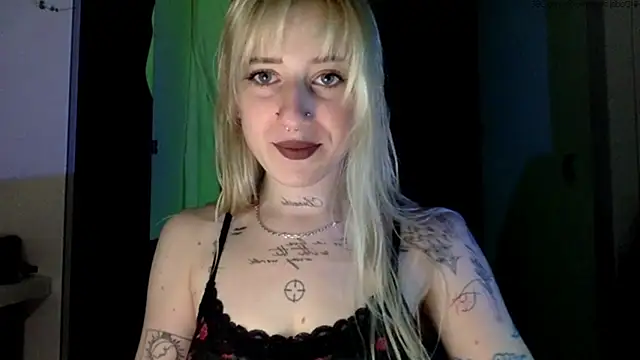 Snapshot of EmmyWet chatting on May 2026 07:31:01 PM EmmyWet online show from May 2026 07:31:01 PM