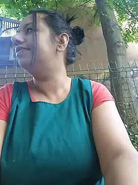 Snapshot of roxana_e43 chatting on July 2026 04:37:02 AM roxana e43 online show from July 2026 04:37:02 AM