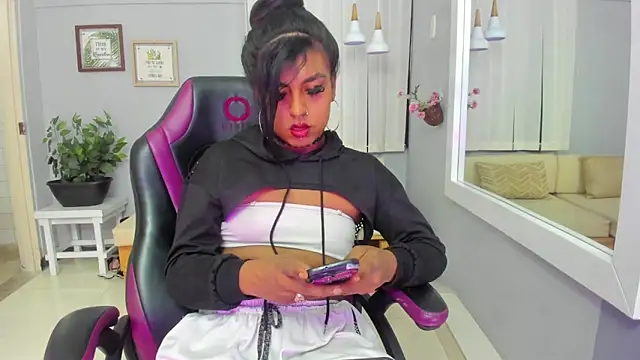 Nahomy Collins  online show from May 2026 07:42:02 PM