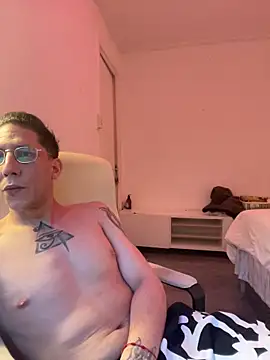 Snapshot of TitanNoir chatting on April 2026 05:33:01 PM TitanNoir online show from April 2026 05:33:01 PM