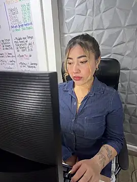 ManuelaVeeleez online show from April 2026 01:52:02 AM