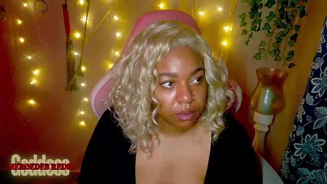 Snapshot of Goddess_MercedesRedd chatting on June 2026 01:37:01 PM Goddess MercedesRedd online show from June 2026 01:37:01 PM
