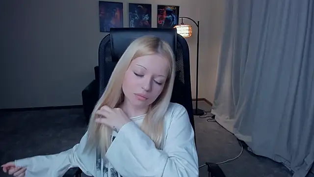 LiliInyart online show from March 2026 02:13:01 PM