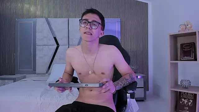 TylerCross  online show from March 2026 11:33:01 PM