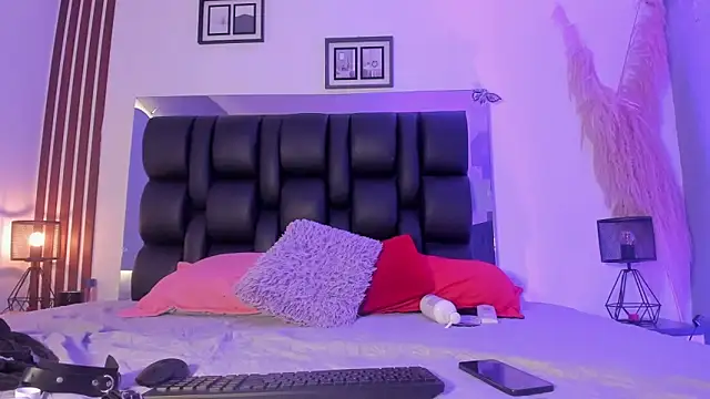 dalhia and hades online show from April 2026 12:38:01 PM