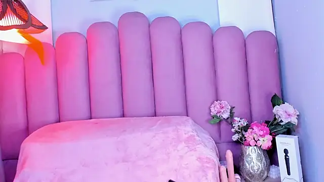 ZaraLuciana online show from April 2026 11:00:01 AM