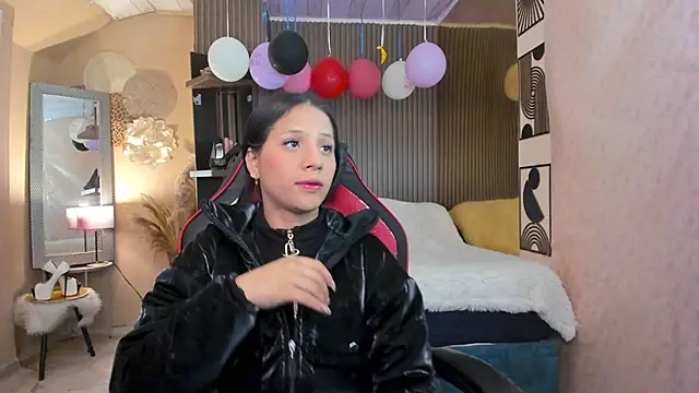 ZaraLuciana online show from April 2026 12:07:02 PM