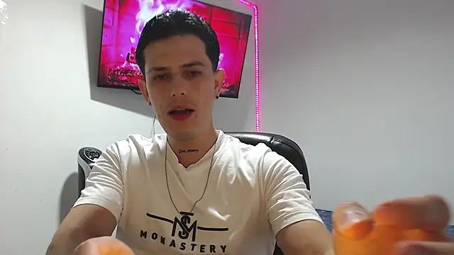Snapshot of JUAN_CAMILOXXX chatting on May 2026 04:29:02 AM JUAN CAMILOXXX online show from May 2026 04:29:02 AM