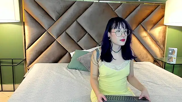 Snapshot of Rache_Roth chatting on April 2026 09:19:01 PM Rache Roth online show from April 2026 09:19:01 PM