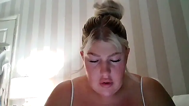 Lexi Laura online show from April 2026 08:20:01 PM