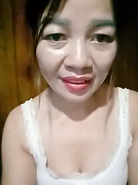 Snapshot of Yiyi102300 chatting on May 2026 02:42:01 AM Yiyi102300 online show from May 2026 02:42:01 AM