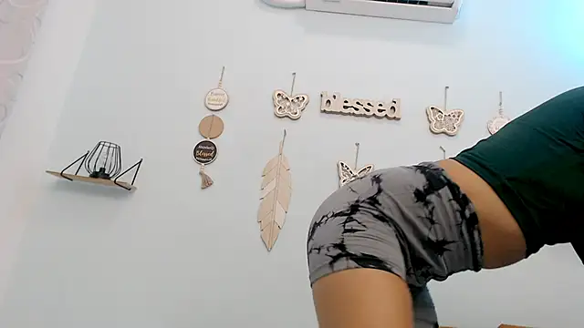 hotlatinaluna23 online show from May 2026 02:25:01 PM