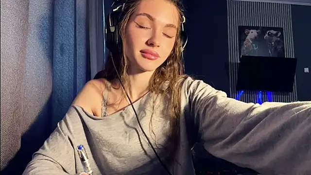 Snapshot of Veluxe chatting on March 2026 12:22:01 PM Veluxe online show from March 2026 12:22:01 PM