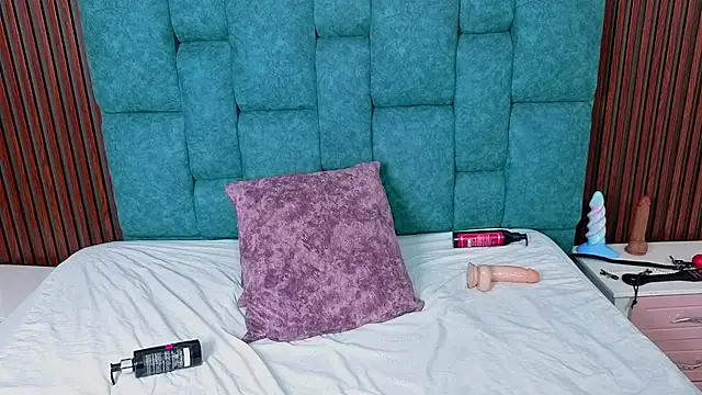 AnnieHiper online show from April 2026 07:58:02 PM