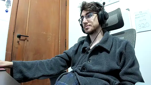 Snapshot of 4rthurTV chatting on June 2026 07:39:02 PM 4rthurTV online show from June 2026 07:39:02 PM