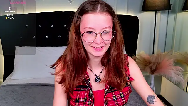 Snapshot of AmelieViolet chatting on June 2026 11:03:02 AM AmelieViolet online show from June 2026 11:03:02 AM