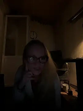 LizzieZ1975 online show from June 2026 10:03:02 PM