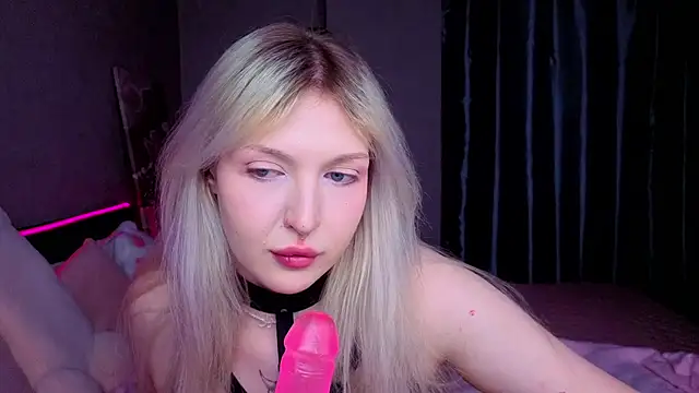 Snapshot of BlondieSummer chatting on April 2026 03:16:01 PM BlondieSummer online show from April 2026 03:16:01 PM