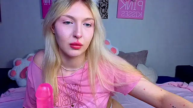 Snapshot of BlondieSummer chatting on May 2026 04:34:02 PM BlondieSummer online show from May 2026 04:34:02 PM
