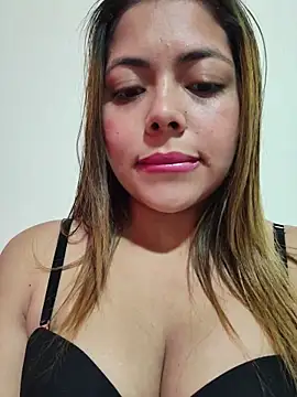 Snapshot of Yelii_ chatting on June 2026 08:32:02 PM Yelii online show from June 2026 08:32:02 PM