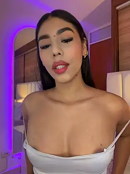 Snapshot of Rossie_Blooms chatting on June 2026 10:19:02 PM Rossie Blooms online show from June 2026 10:19:02 PM