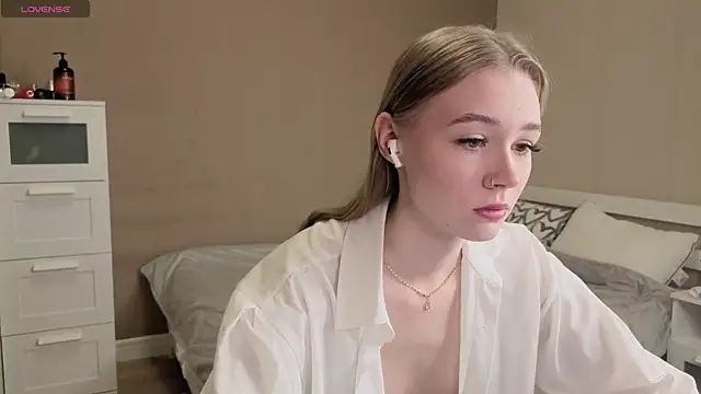 Snapshot of Sellina_moon chatting on April 2026 02:22:02 AM Sellina moon online show from April 2026 02:22:02 AM