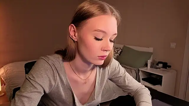 Snapshot of Sellina_moon chatting on April 2026 01:12:01 AM Sellina moon online show from April 2026 01:12:01 AM
