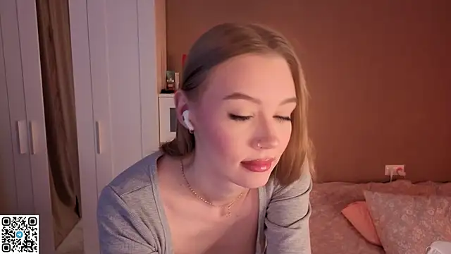 Snapshot of Sellina_moon chatting on June 2026 02:47:02 AM Sellina moon online show from June 2026 02:47:02 AM