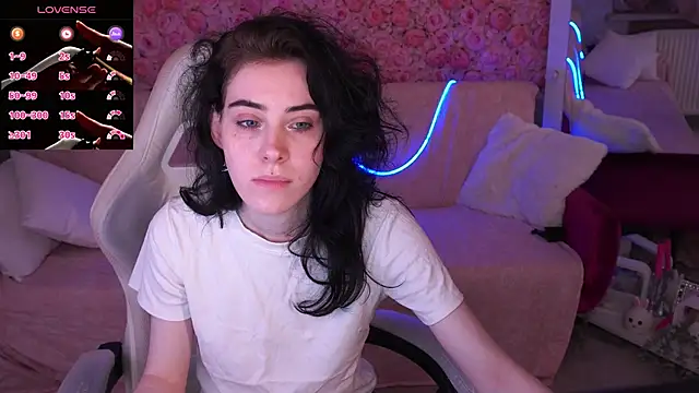 Snapshot of CurleyBlueEyes chatting on March 2026 01:44:01 PM CurleyBlueEyes online show from March 2026 01:44:01 PM