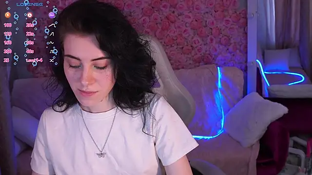 Snapshot of CurleyBlueEyes chatting on April 2026 01:41:01 PM CurleyBlueEyes online show from April 2026 01:41:01 PM