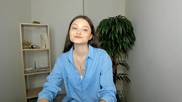 GussieGoold online show from March 2026 10:42:02 AM