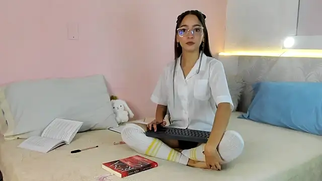 Snapshot of Daphne_Rosse chatting on April 2026 11:48:01 AM Daphne Rosse online show from April 2026 11:48:01 AM