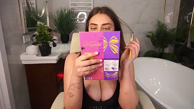 Snapshot of HeyKitten chatting on April 2026 12:28:02 PM HeyKitten online show from April 2026 12:28:02 PM