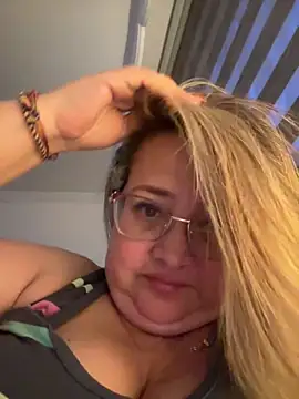 Martinacurvy  online show from April 2026 11:24:02 PM