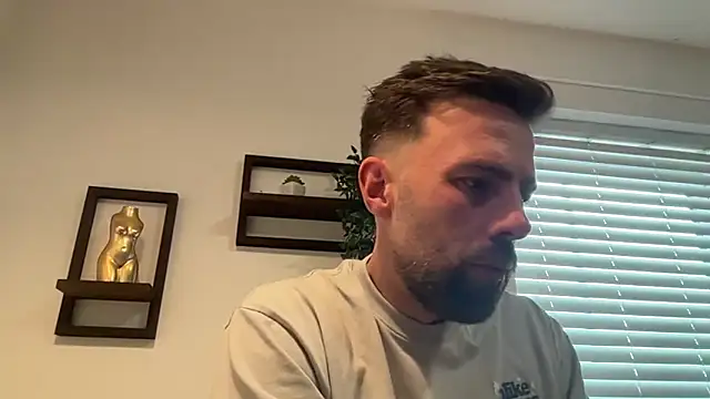 Snapshot of DaveRoyale chatting on April 2026 04:38:01 PM DaveRoyale online show from April 2026 04:38:01 PM