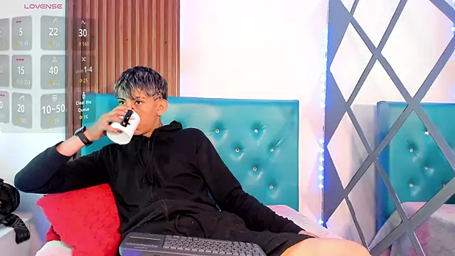 Snapshot of Tommy_Fox chatting on April 2026 01:09:02 PM Tommy Fox online show from April 2026 01:09:02 PM