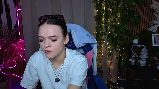 Snapshot of DoraMorgan chatting on April 2026 02:47:01 PM DoraMorgan online show from April 2026 02:47:01 PM