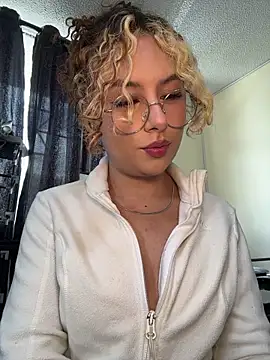 Snapshot of Amber-fire chatting on May 2026 05:09:02 PM Amber-fire online show from May 2026 05:09:02 PM