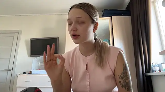 Snapshot of KazukoChristie chatting on March 2026 06:36:01 AM KazukoChristie online show from March 2026 06:36:01 AM