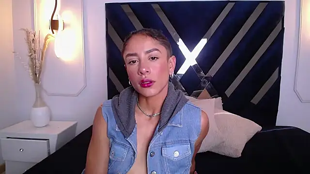Snapshot of Skylee_and_Violet chatting on April 2026 08:03:01 PM Skylee and Violet online show from April 2026 08:03:01 PM