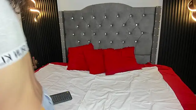 Snapshot of Skylee_and_Violet chatting on May 2026 07:53:02 PM Skylee and Violet online show from May 2026 07:53:02 PM