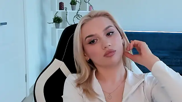 CarmonMola online show from April 2026 01:12:02 PM