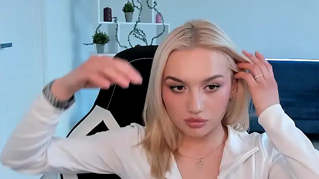 CarmonMola online show from April 2026 01:41:01 PM