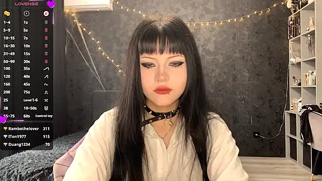 Snapshot of EmilyEmbears chatting on May 2026 06:20:02 AM EmilyEmbears online show from May 2026 06:20:02 AM