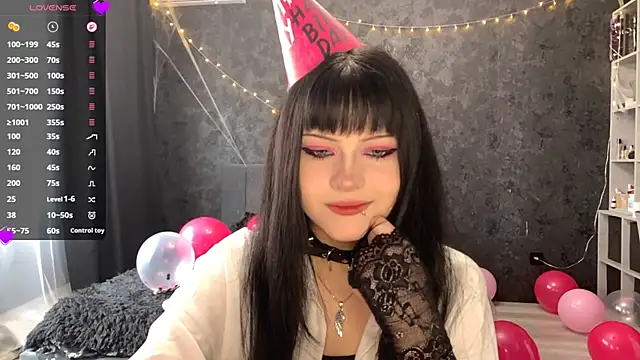 Snapshot of EmilyEmbears chatting on May 2026 07:27:02 AM EmilyEmbears online show from May 2026 07:27:02 AM